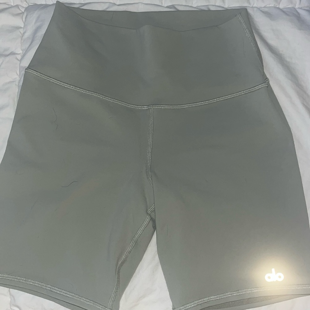 ALO YOGA 7” High Waisted Biker Short Limestone